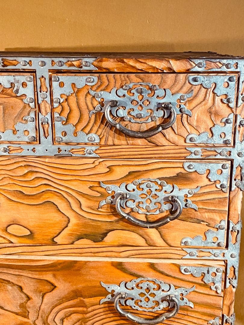 飾り金具を鏨（たがね）加工した　焼き杉の小ダンス