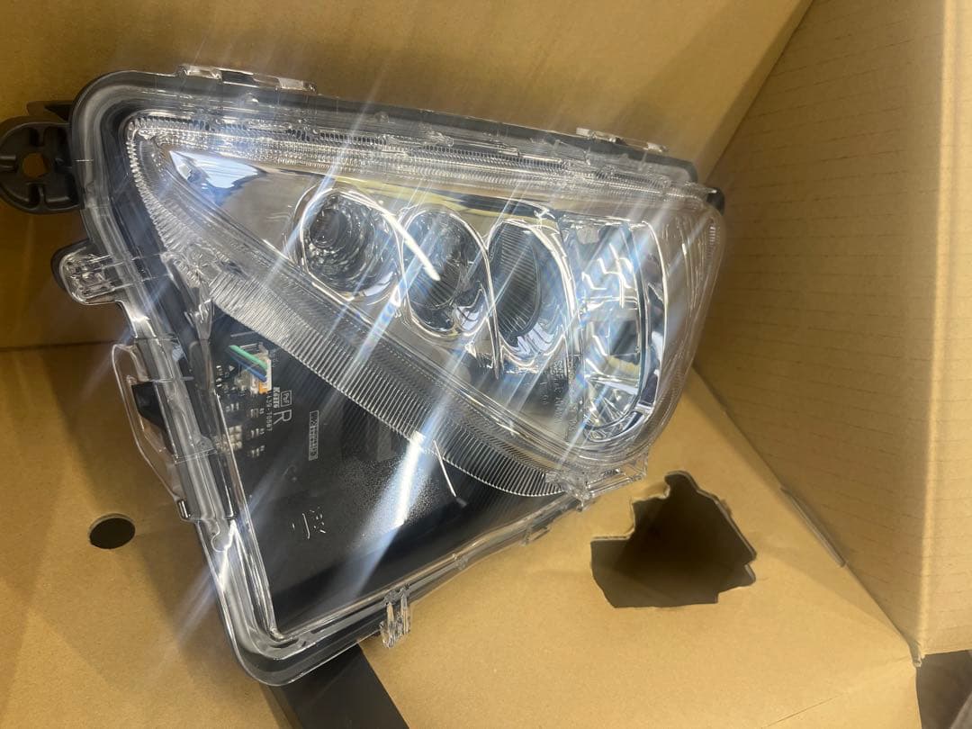 ５０　プリウス　右側　新品　フォグランプ　右側
