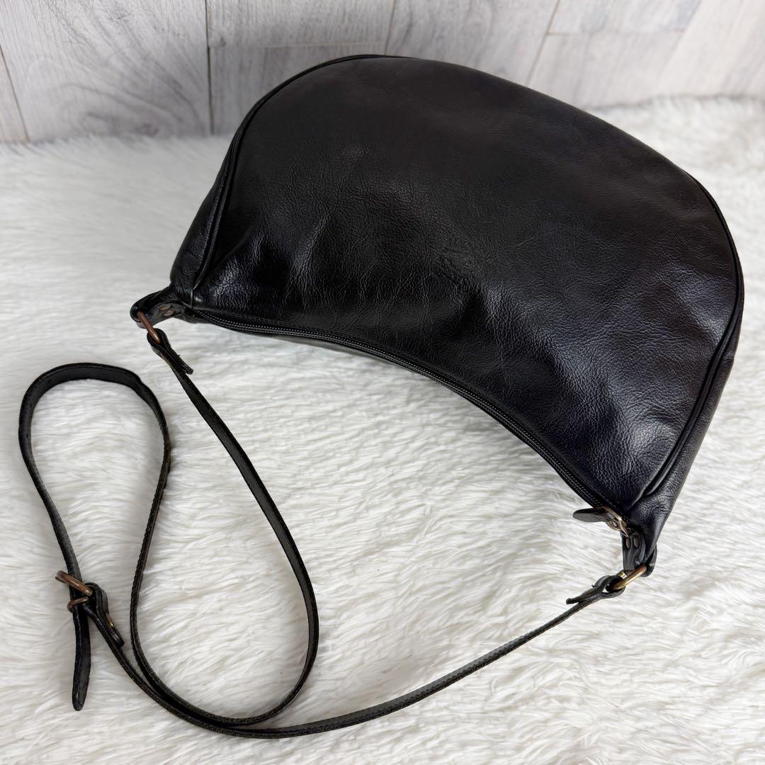 美品♡三日月♡イルビゾンテ レザー エンボスロゴ ショルダーバッグ ブラック