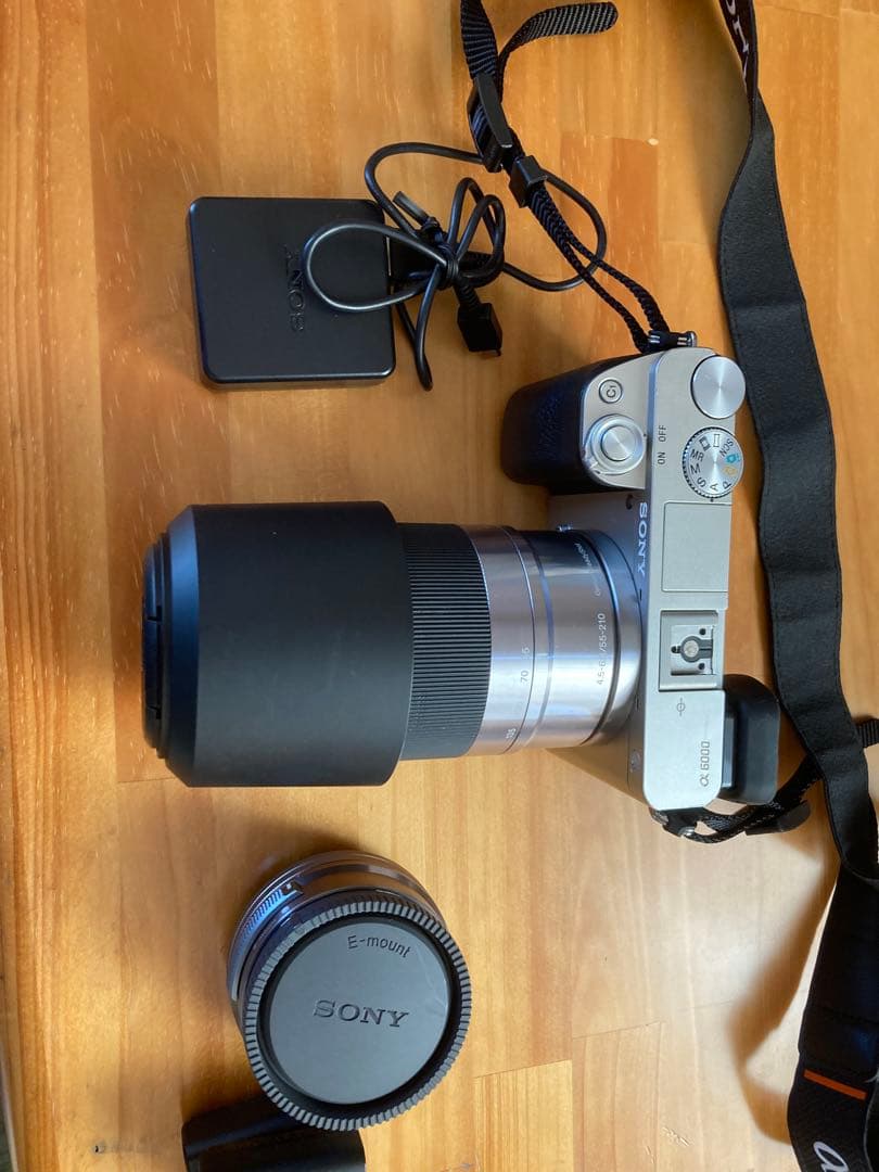 Sony α6000コンパクトデジタルカメラ バッテリー2個 充電器、バッグ付き