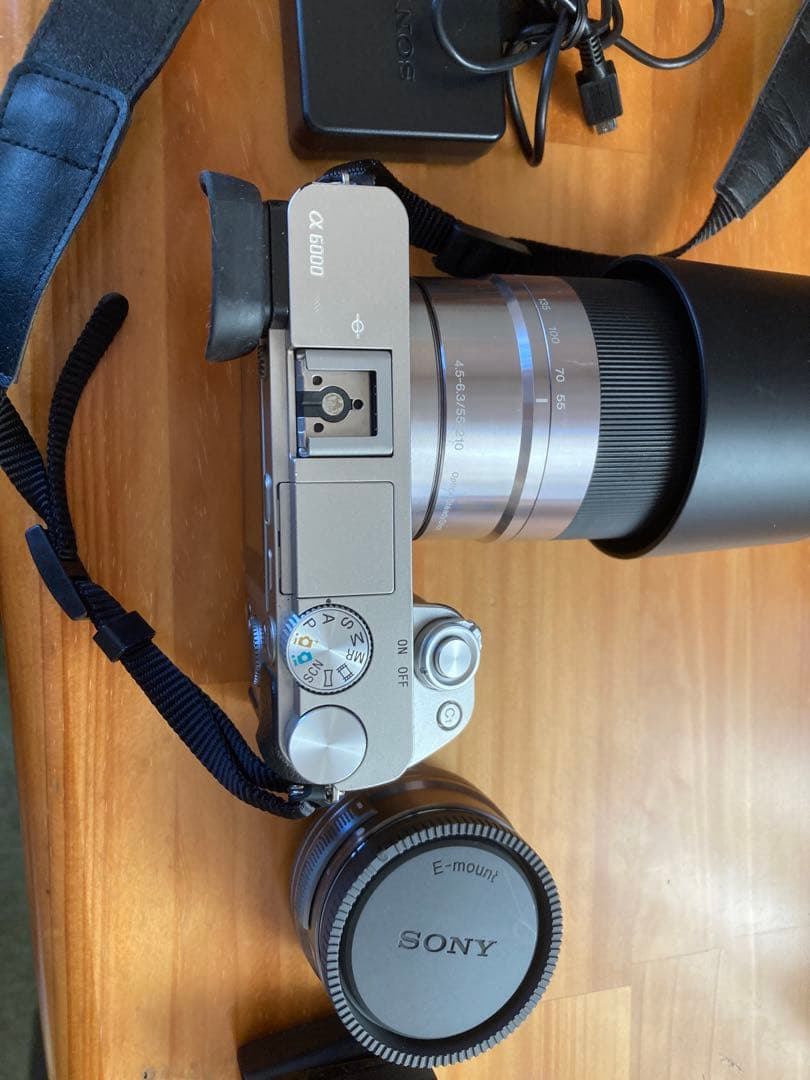 Sony α6000コンパクトデジタルカメラ バッテリー2個 充電器、バッグ付き
