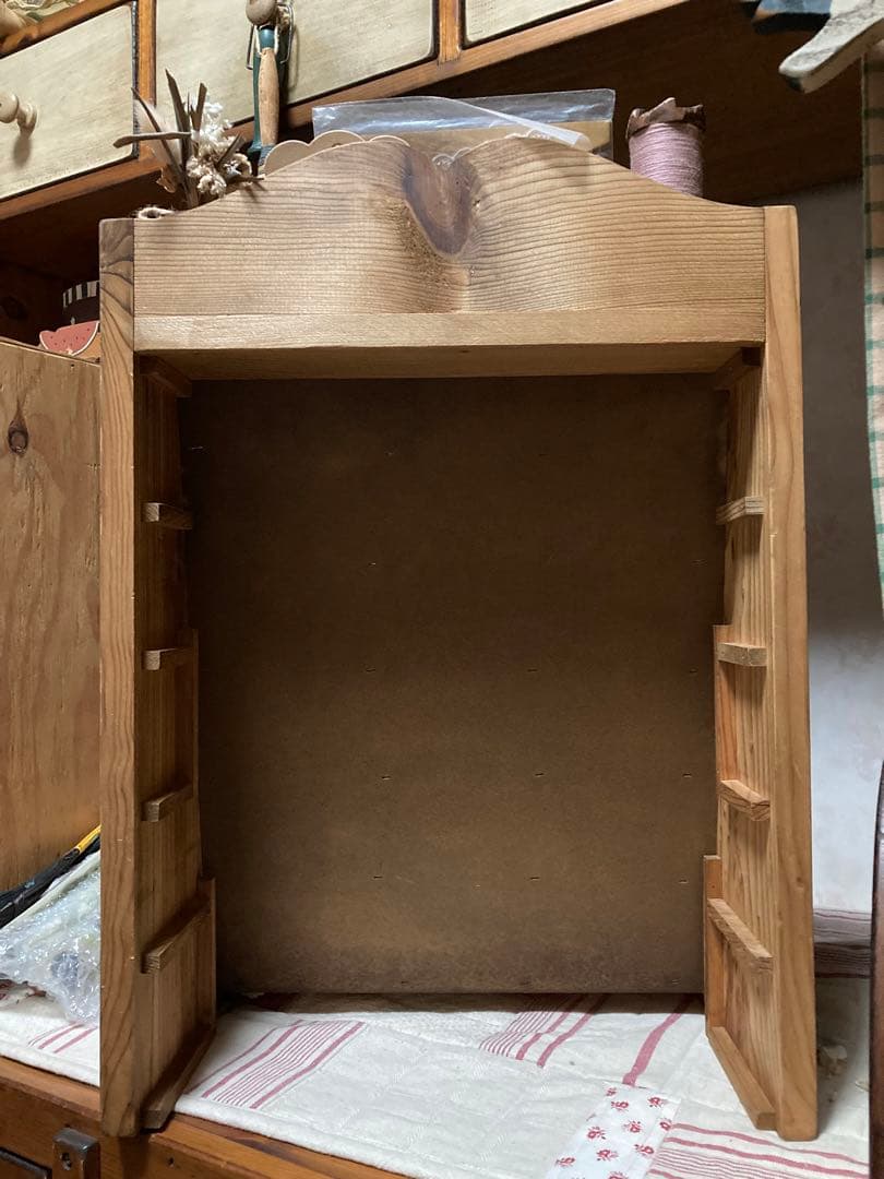 カントリー雑貨　アンファン雑貨　木製飾り棚　裁縫棚