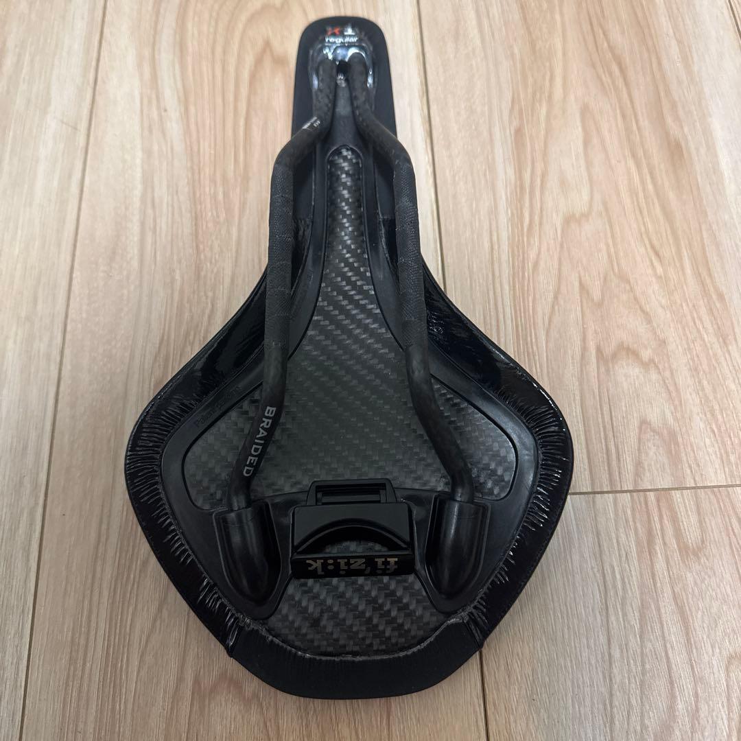 FIZIK ANTARES R1 サドル 黒 カーボンファイバー