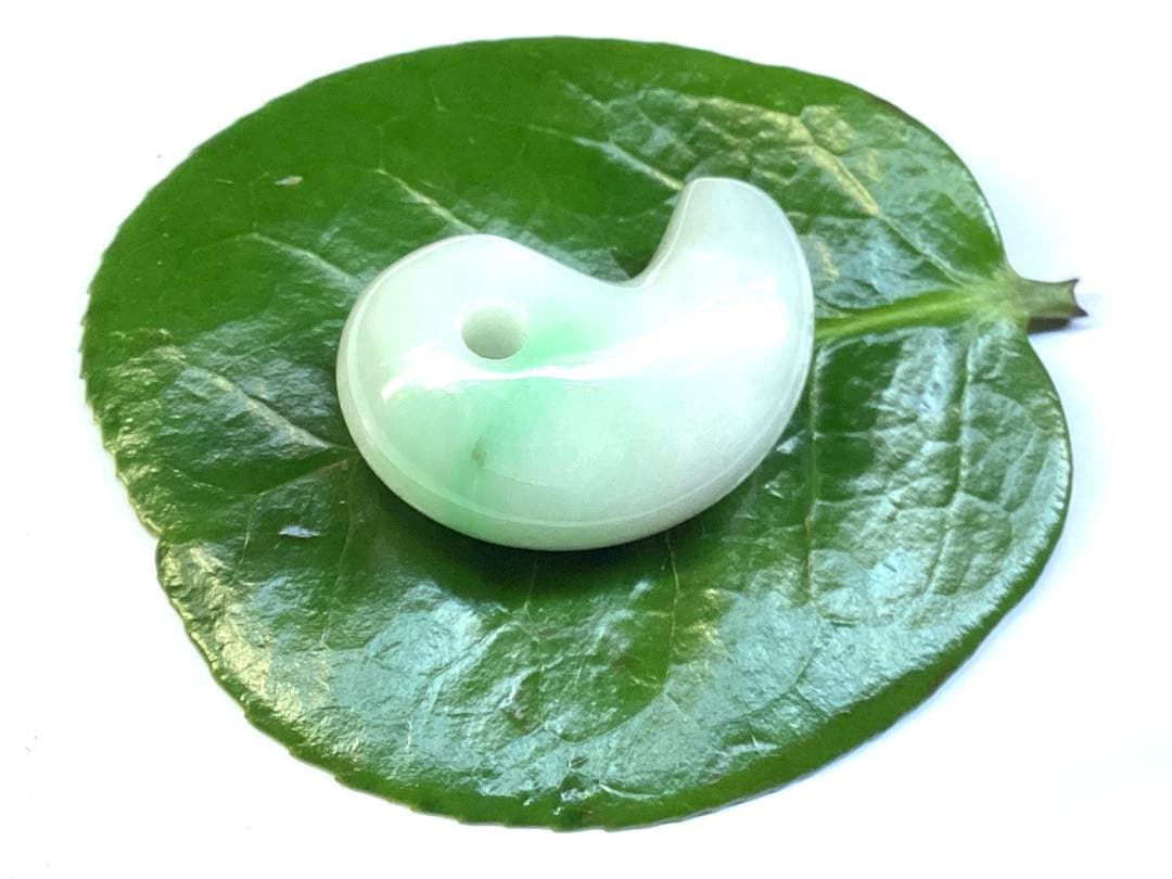 ✳ premium一流の勾玉‼️格上の糸魚川翡翠‼️味身色合い抜群　淡いラベンダー