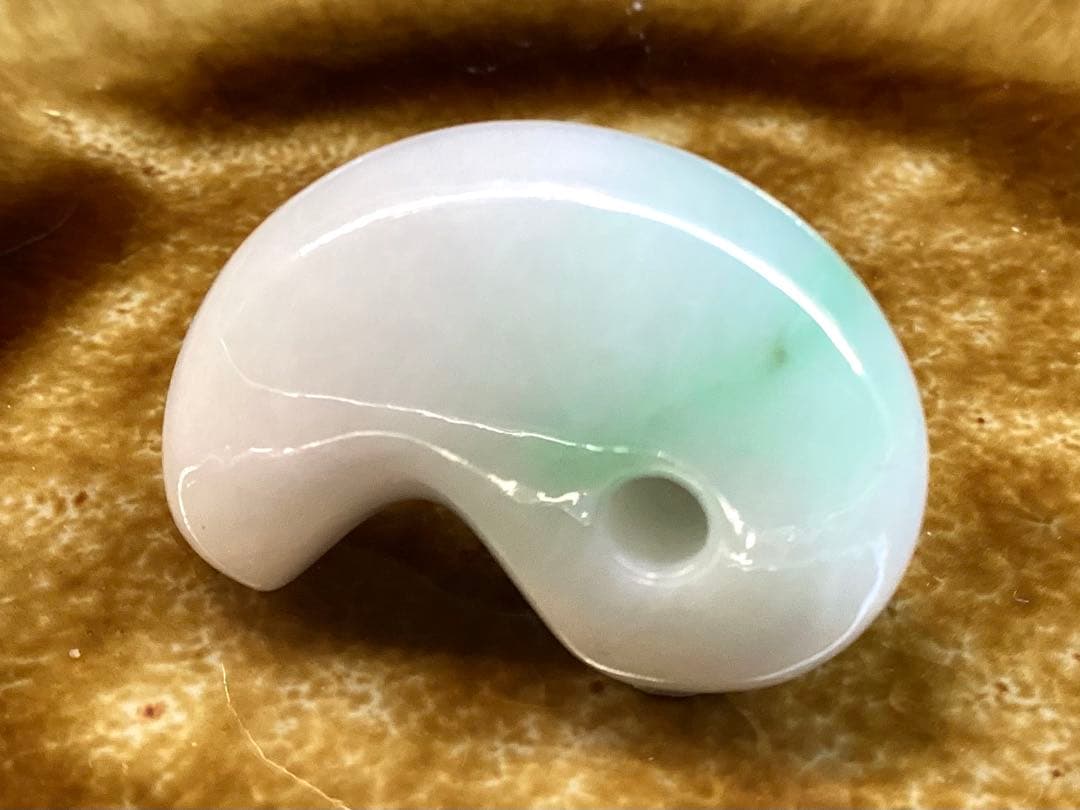 ✳ premium一流の勾玉‼️格上の糸魚川翡翠‼️味身色合い抜群　淡いラベンダー