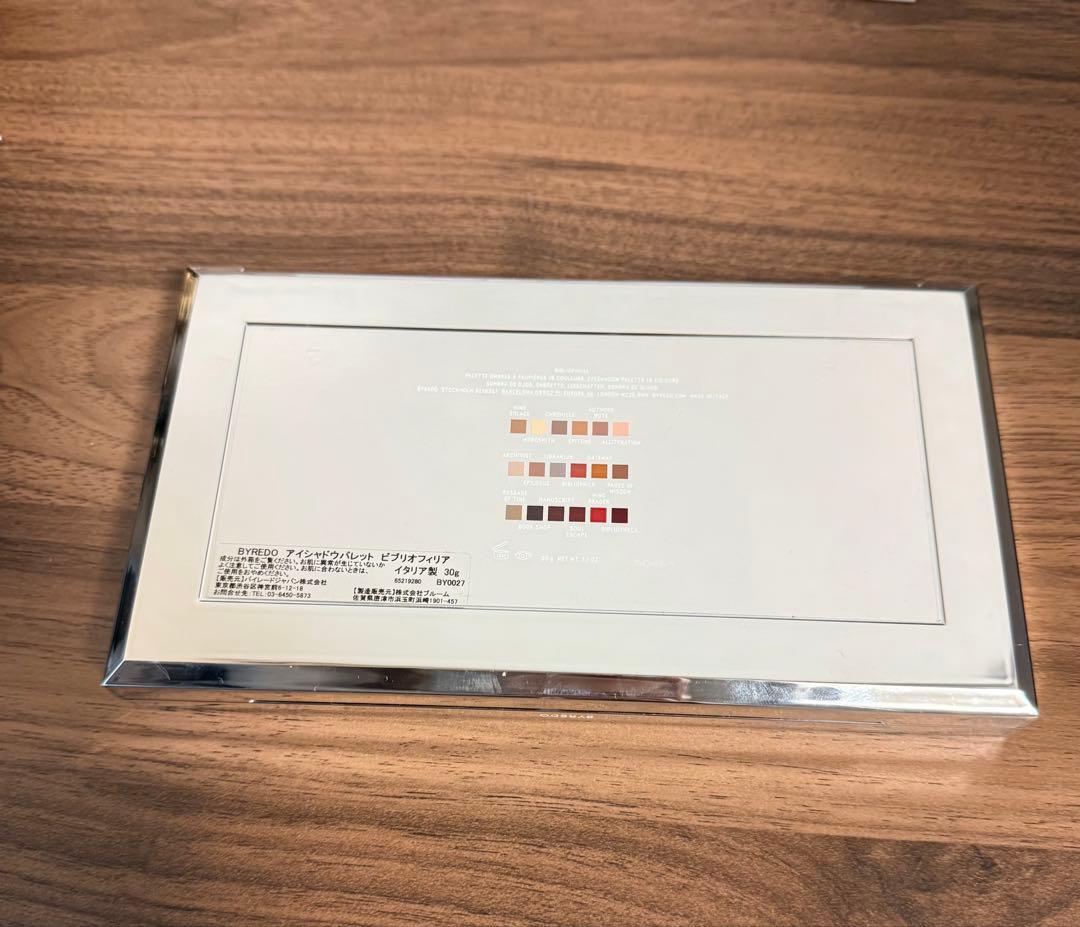 バイレード　アイシャドウパレット　ビブリオフィリア
