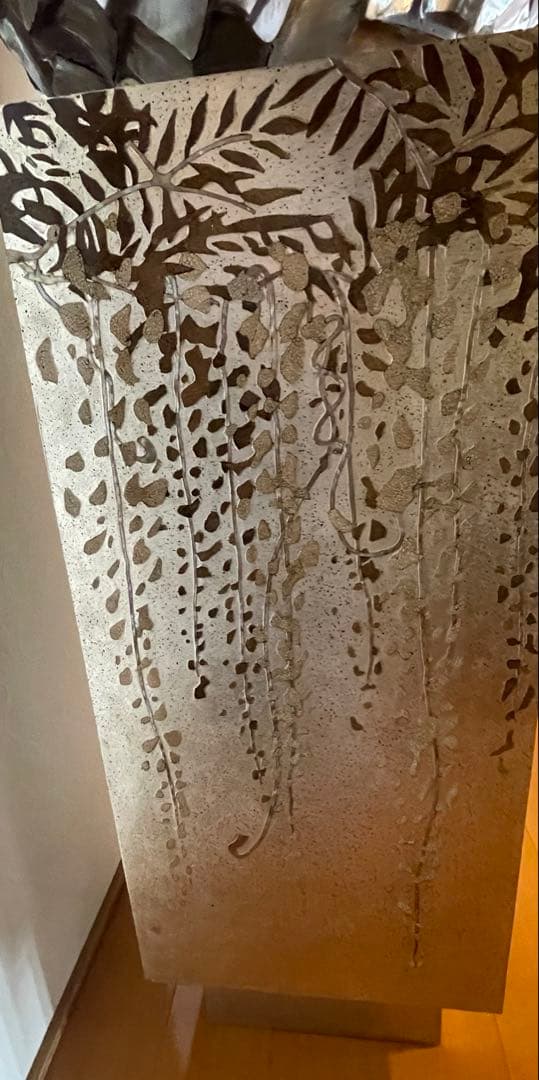 ドン・シェル・メタルウェアの鍾乳石花瓶スタンドとアロエの花瓶