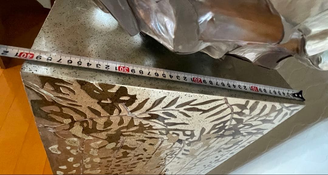 ドン・シェル・メタルウェアの鍾乳石花瓶スタンドとアロエの花瓶