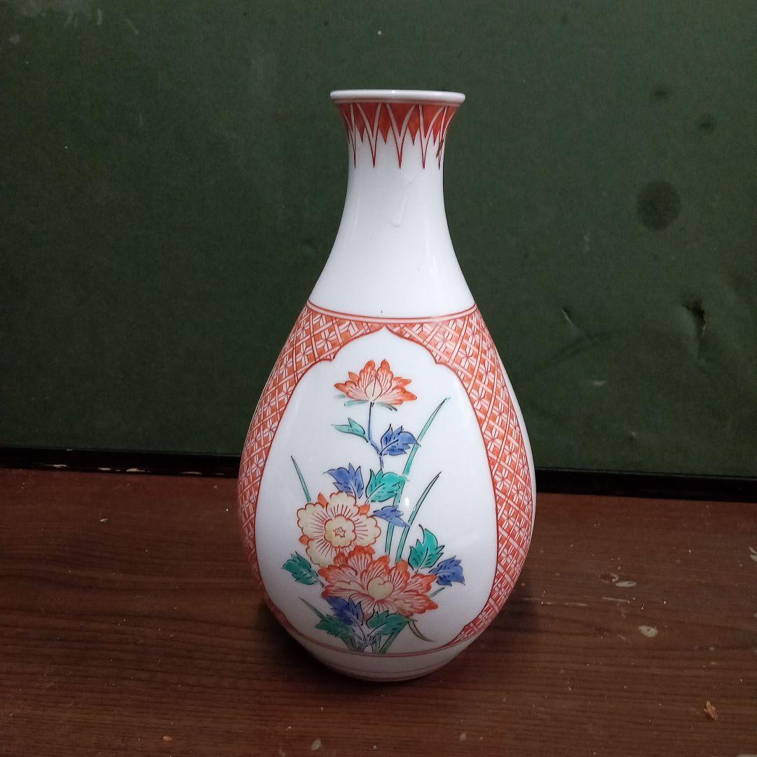 花、花瓶 十三代柿右衛門作、サイズ高２１センチ、横１１センチ、