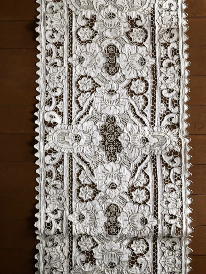 汕頭刺繍のテーブルランナー