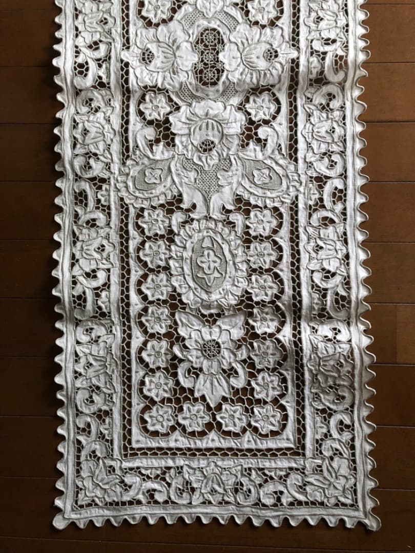 汕頭刺繍のテーブルランナー