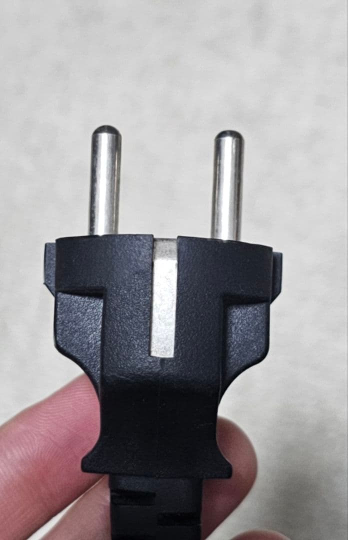 英語とロシア語のレイアウトを備えたHPグレーのラップトップ