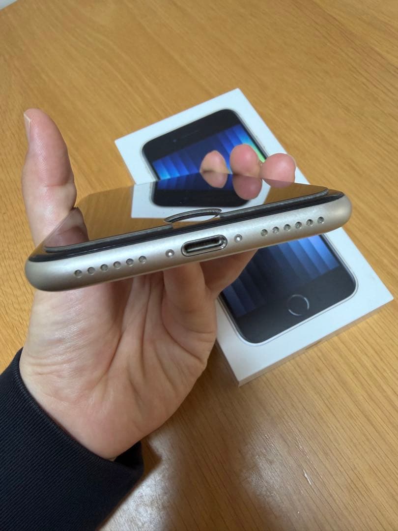 美品iPhoneSE 第3世代 ホワイト本体 128GB SIMフリーおまけ付き