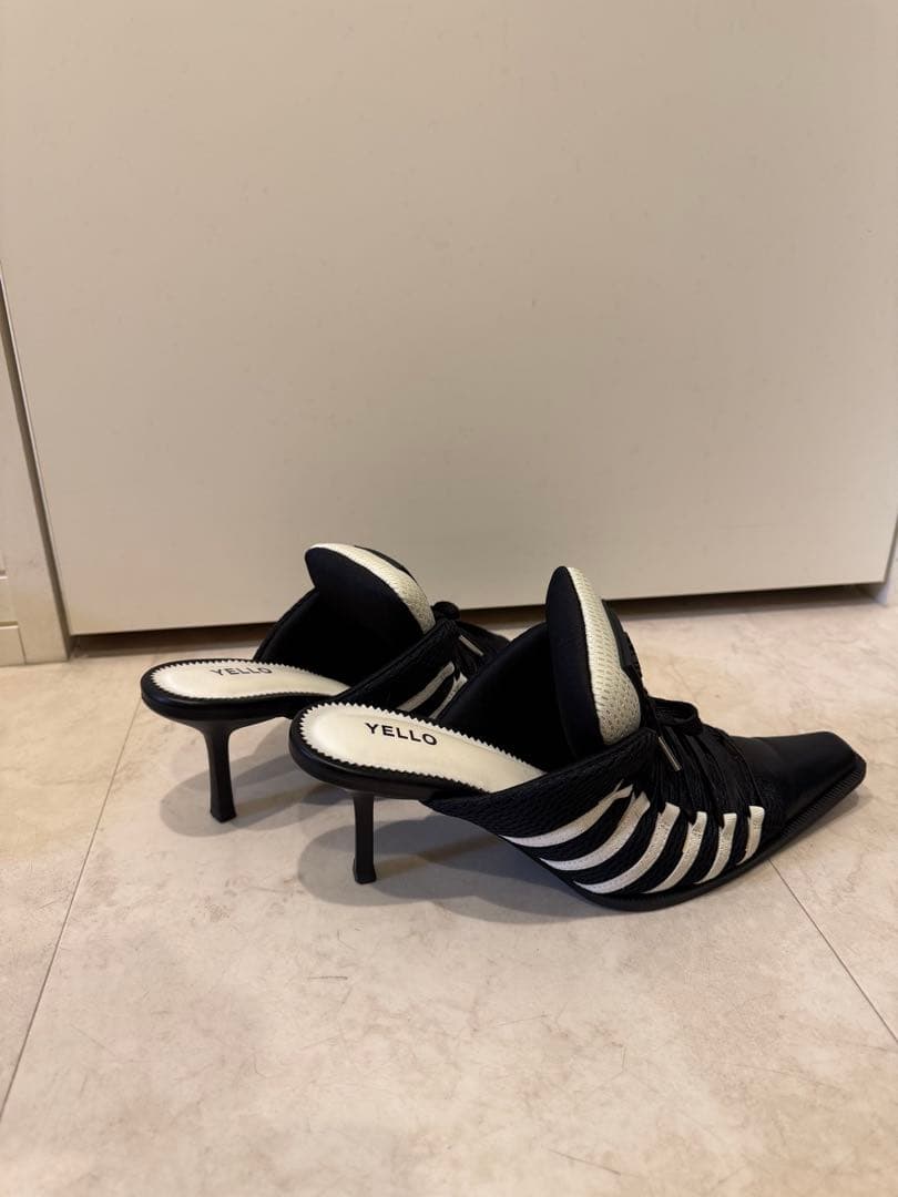 YELLO ストラップ付きミュール ブラック/ホワイト