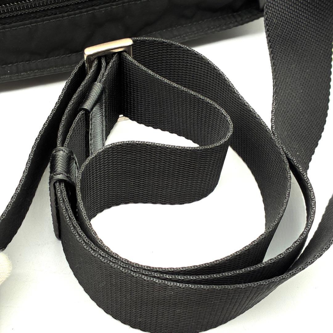 希少モデル・美品 プラダ ショルダーバッグ 白タグ 三角ロゴ 斜め掛け ブラック