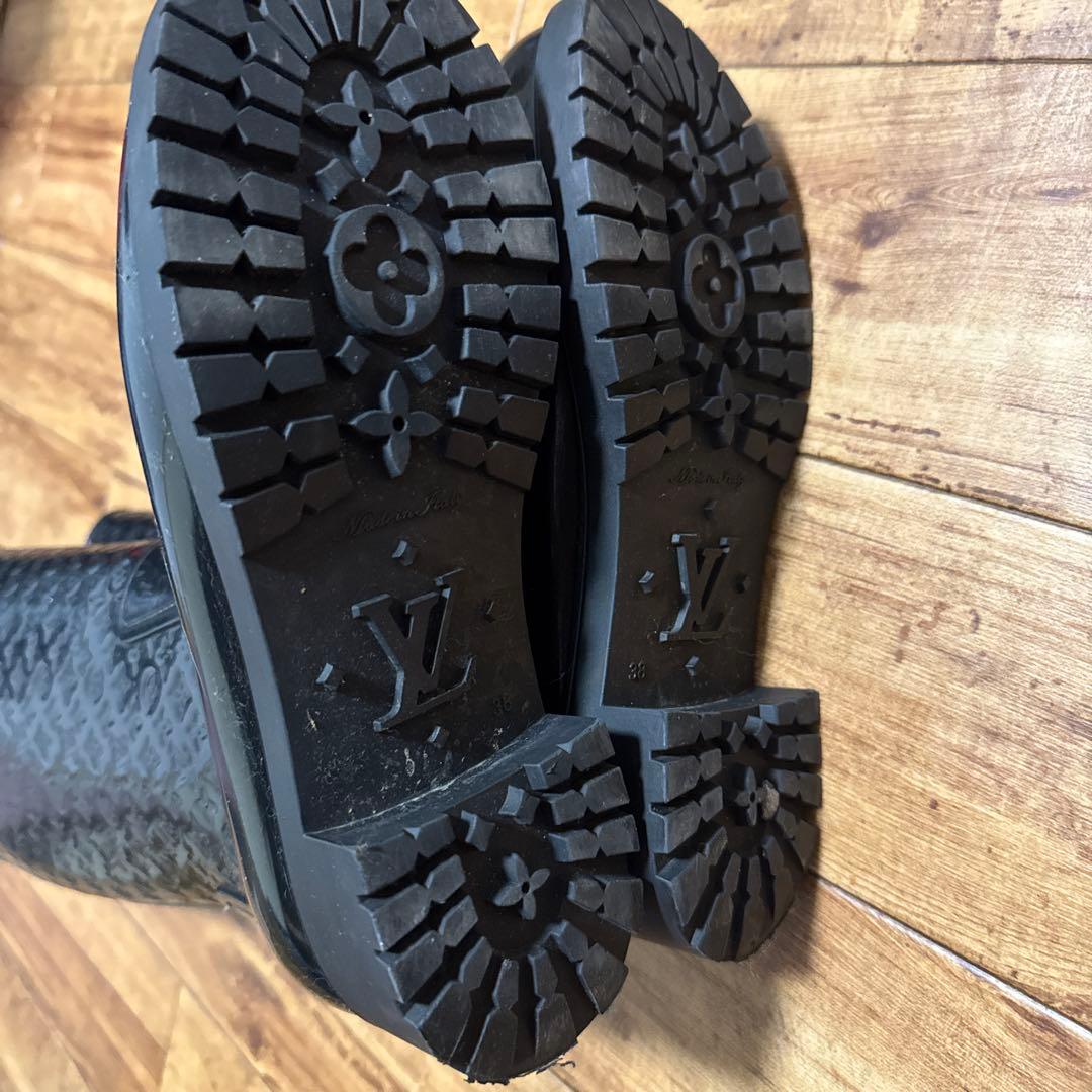 louis vuitton ルイヴィトン 黒いロゴ入りラバーブーツ 38