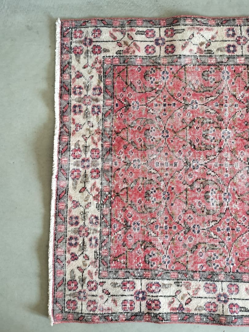 レッドにベージュ・グレー　キュートなサークルフラワーラグNo.730