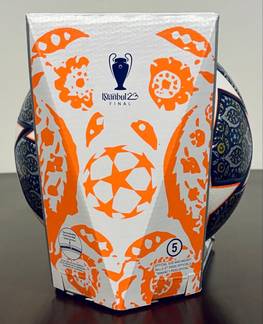 アディダス　サッカーボール　公式球　5号球