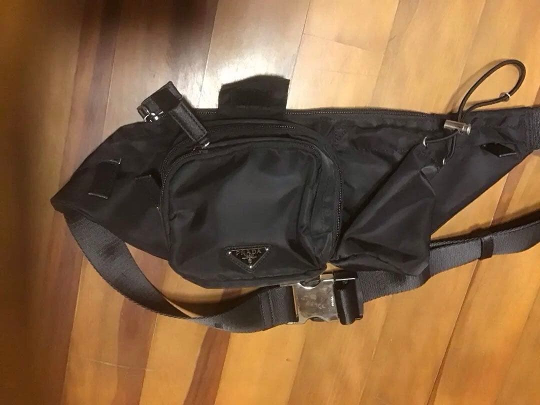 ブラック ボディバッグ ナイロン製