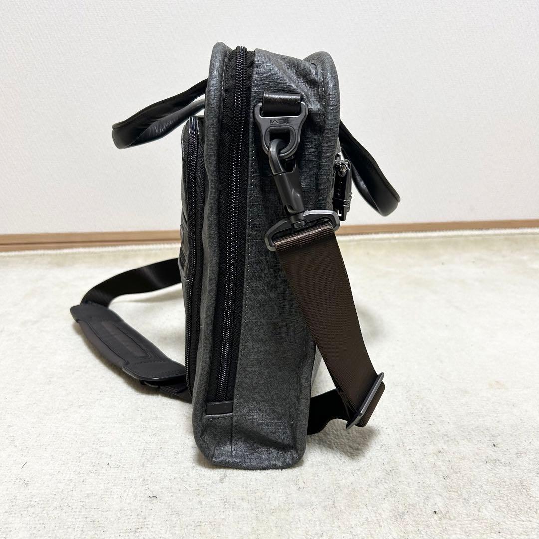 美品　TUMI トゥミ　スリム　デラックスポートフォリオ　PVCレザー　グレー