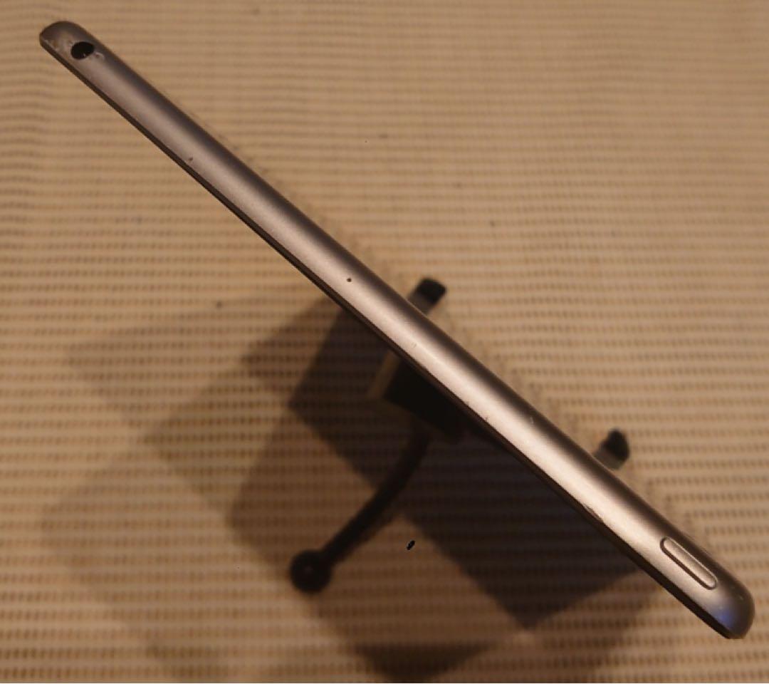 完動品液晶無傷iPad第6世代(A1893)本体32GBグレイ送料込2JF8J