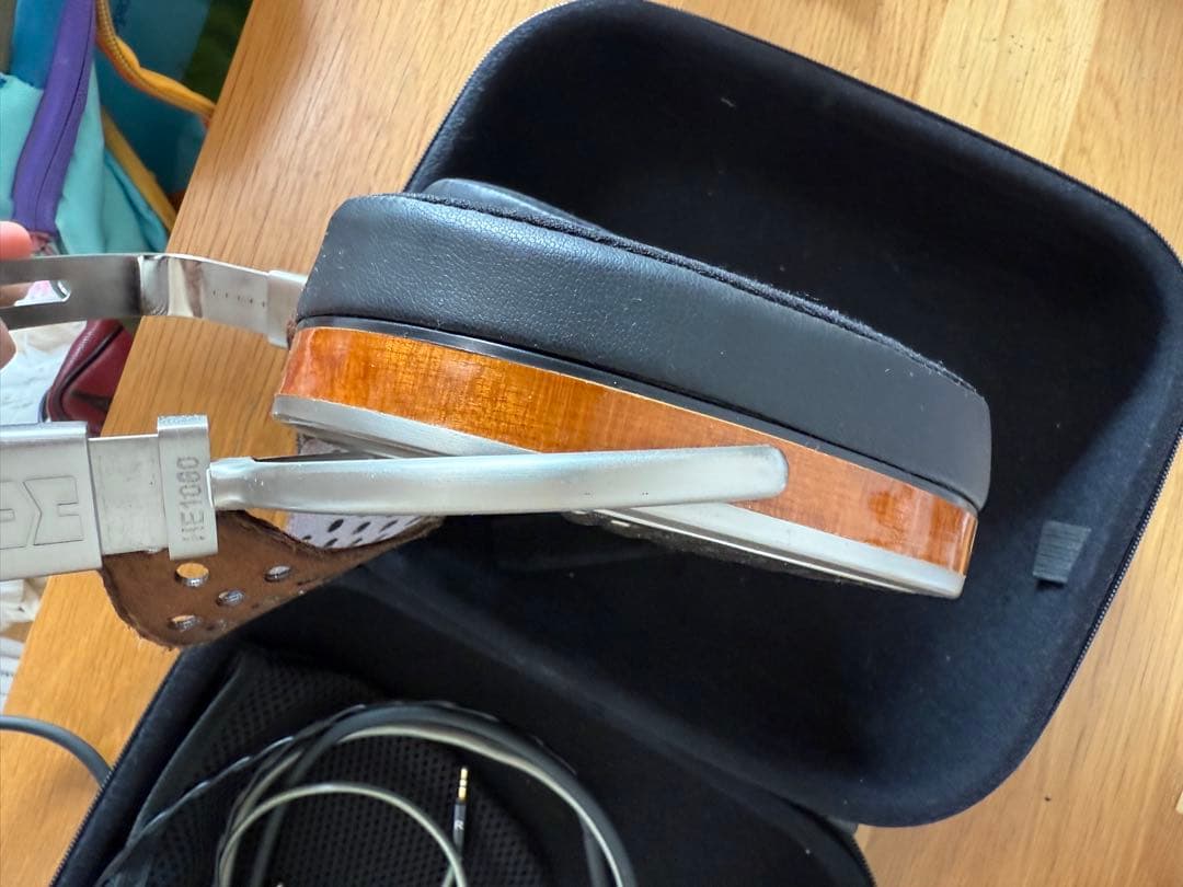 ヘッドホン he1000v2