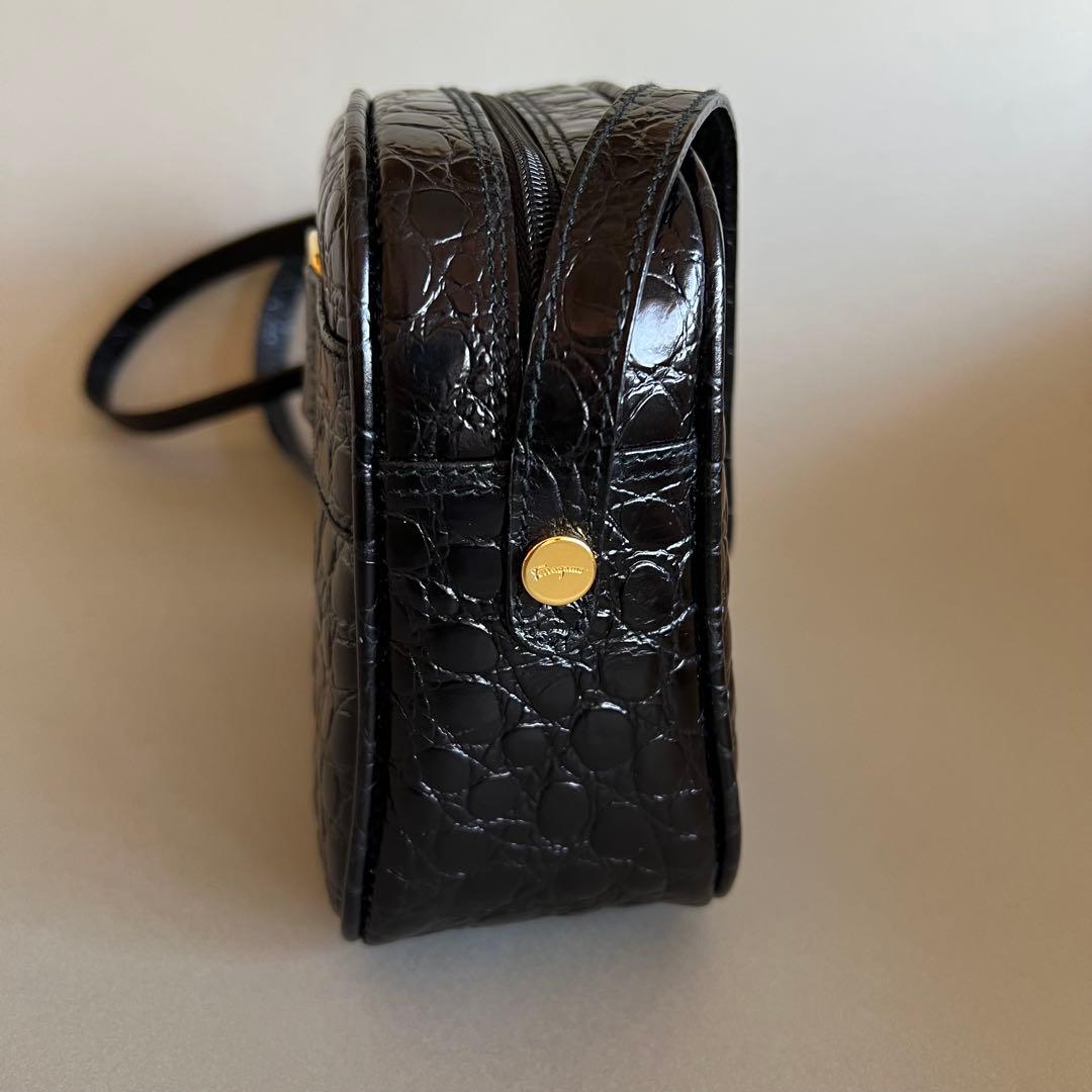 フェラガモ　ヴァラ　クロコ型押し ショルダーバッグ　ブラック