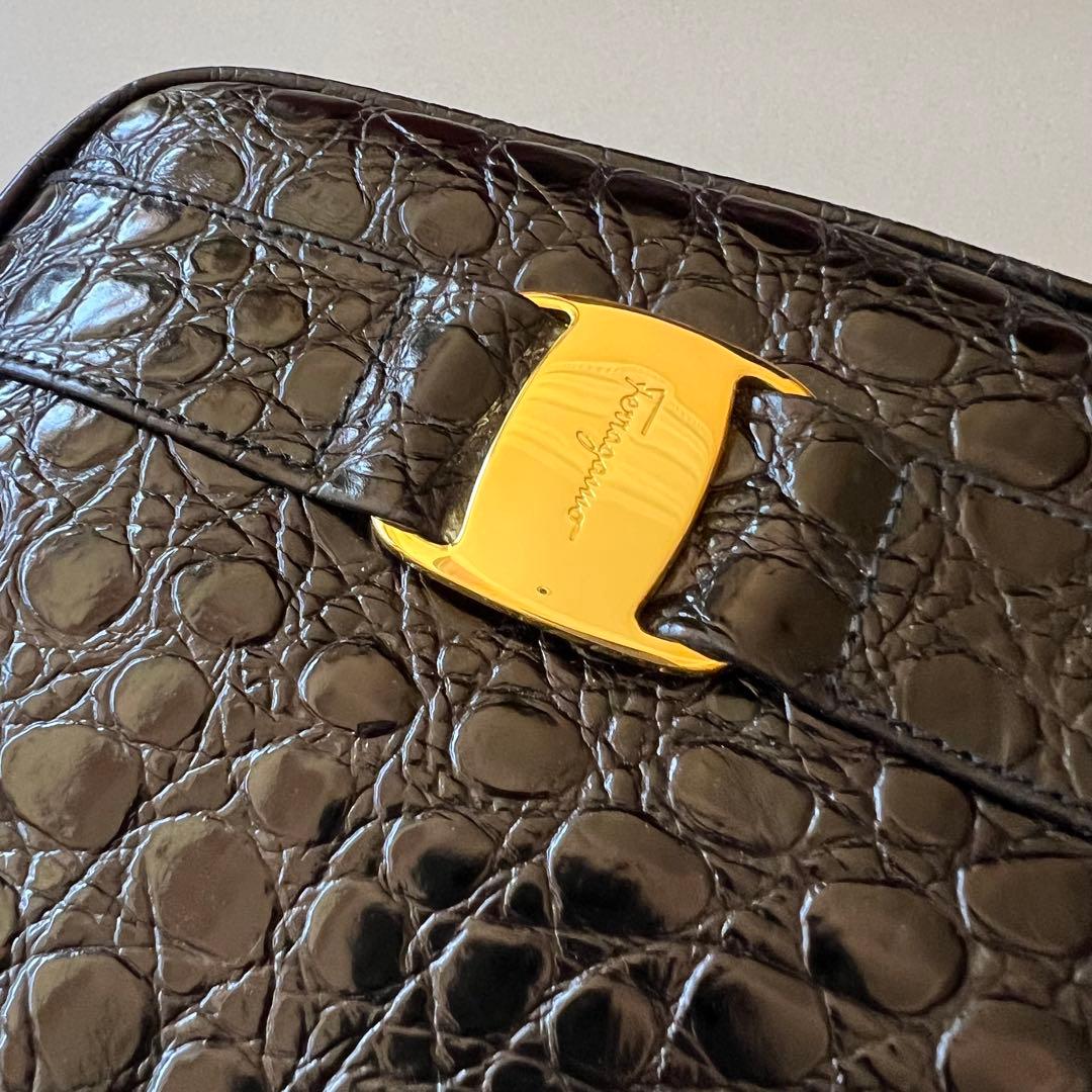 フェラガモ　ヴァラ　クロコ型押し ショルダーバッグ　ブラック