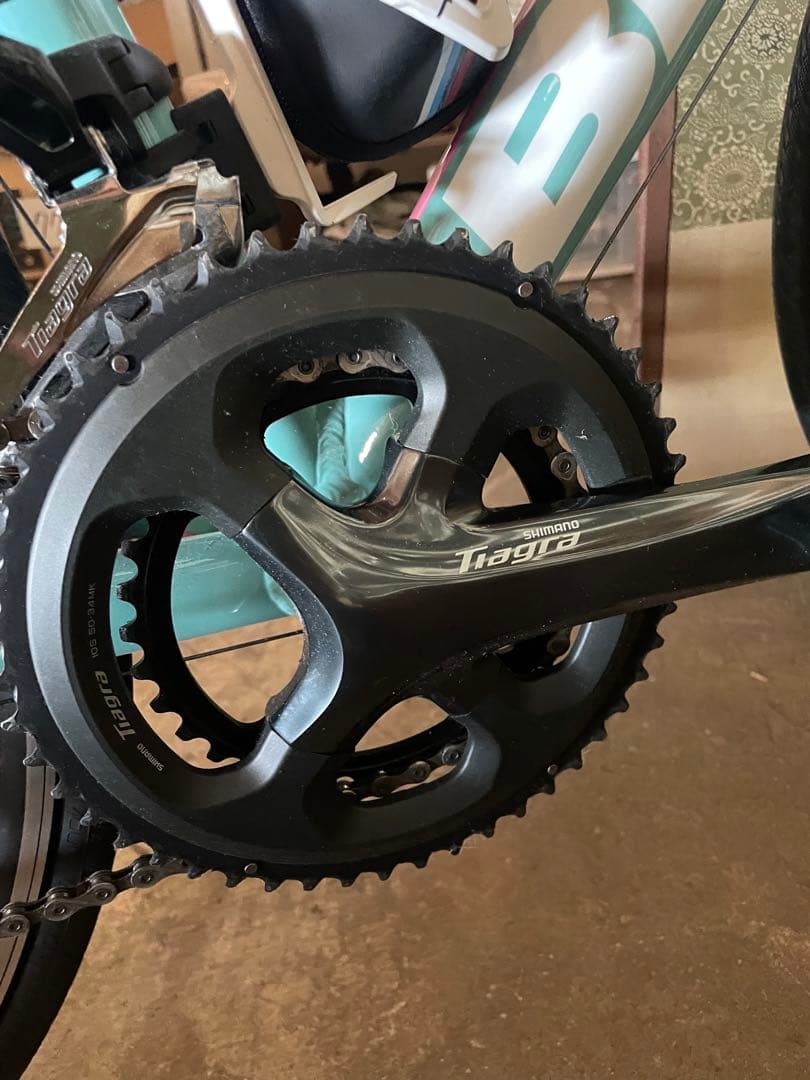 美車　ビアンキ(レディースモデル)ロードバイク　軽くて　女性片手持てる軽さ