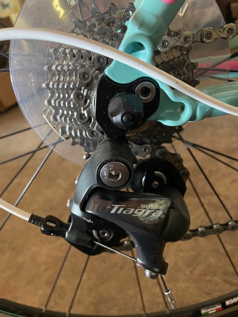 美車　ビアンキ(レディースモデル)ロードバイク　軽くて　女性片手持てる軽さ