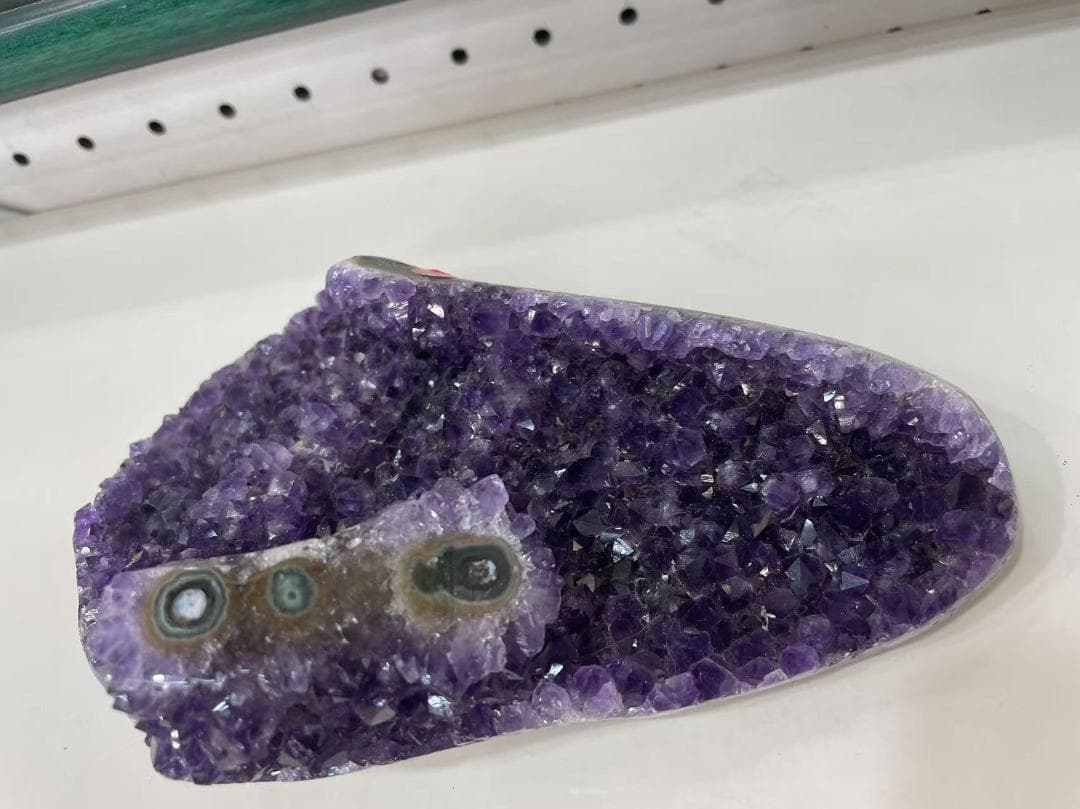 アメジスト ブラジル産　重さ585ｇ　猫の目　原石 置物