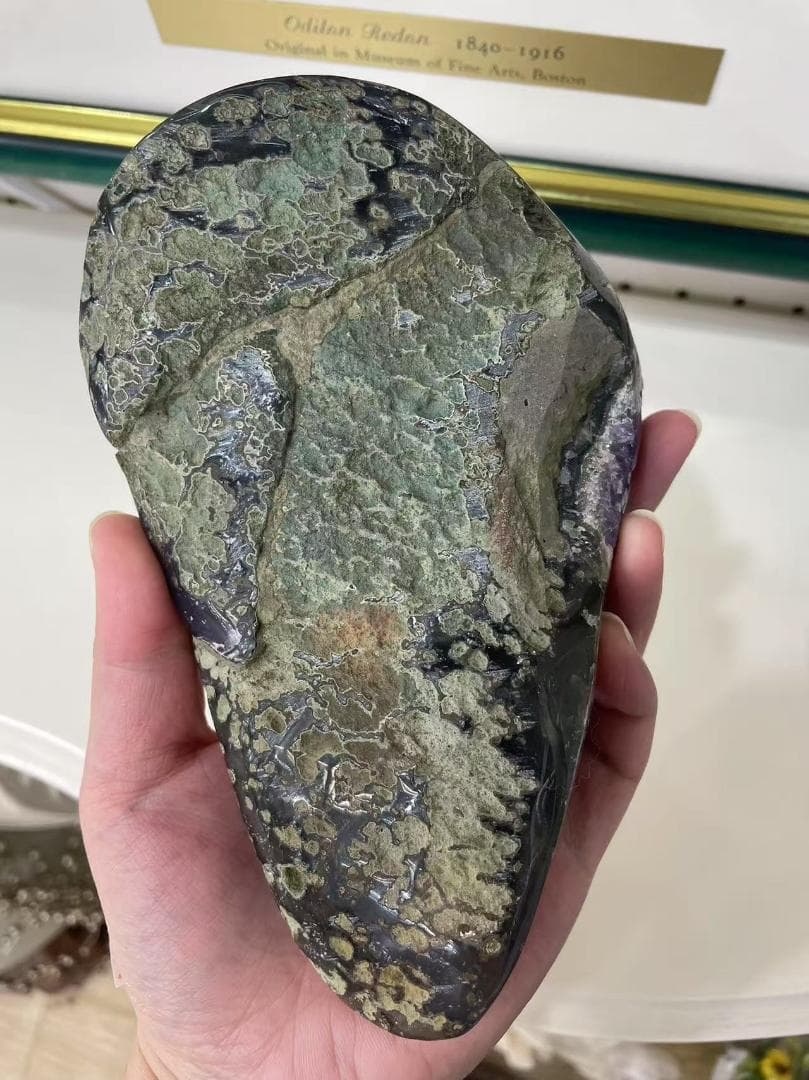 アメジスト ブラジル産　重さ585ｇ　猫の目　原石 置物