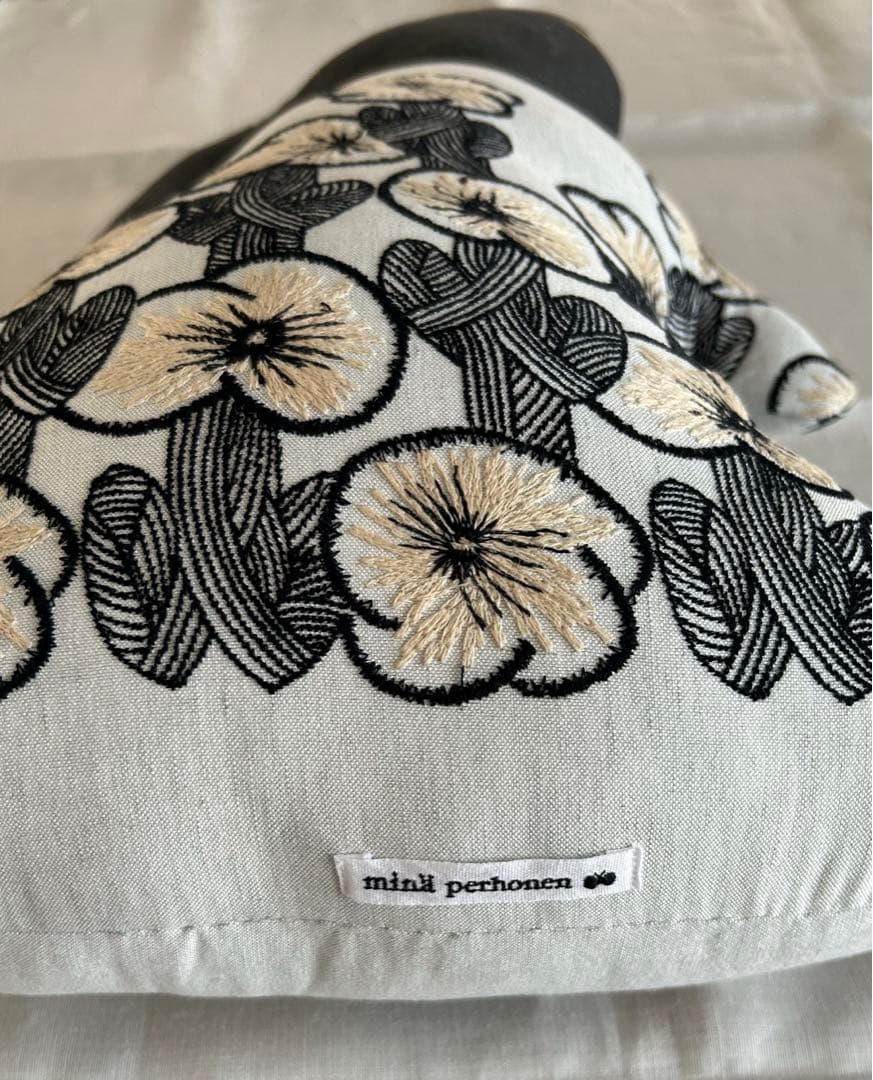 【新品未使用】ミナペルホネン　ウサギクッション　 hanakaze