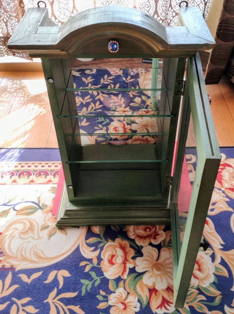 グリーン木製3段ガラスキャビネット