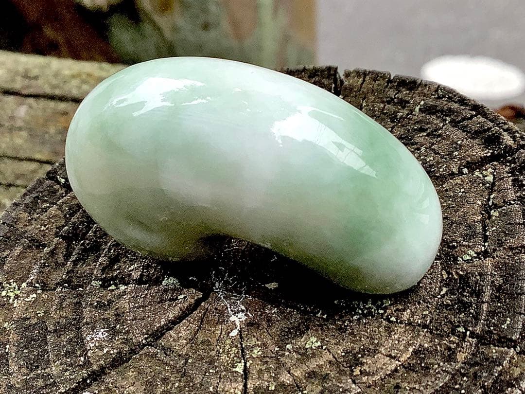 ✳初の絶品色彩　絶対のおすすめ‼️25万円以上します糸魚川翡翠勾玉　鑑別書付極上物