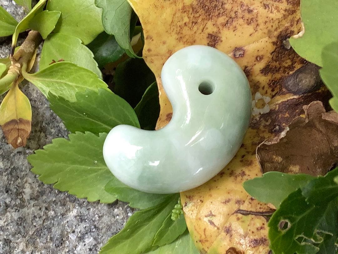 ✳初の絶品色彩　絶対のおすすめ‼️25万円以上します糸魚川翡翠勾玉　鑑別書付極上物