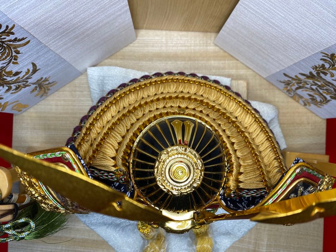 東京久月　五月人形　家紋付き正絹糸織兜飾り白木収納セット