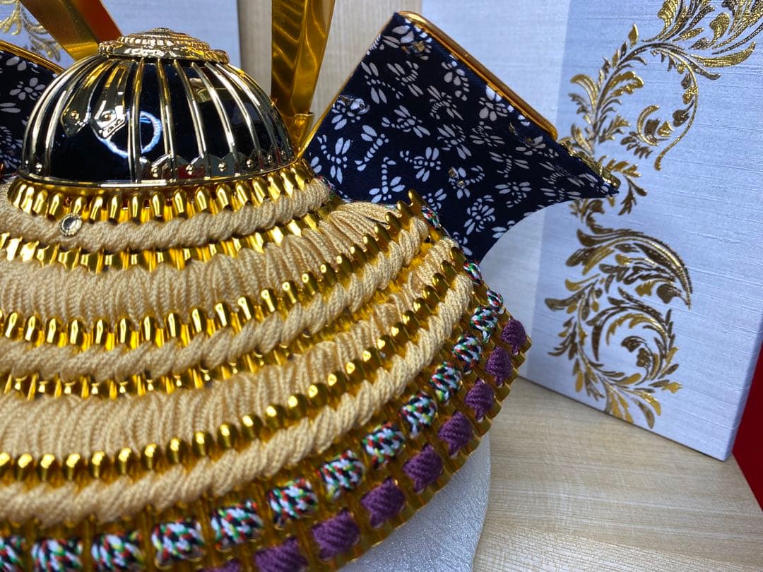 東京久月　五月人形　家紋付き正絹糸織兜飾り白木収納セット