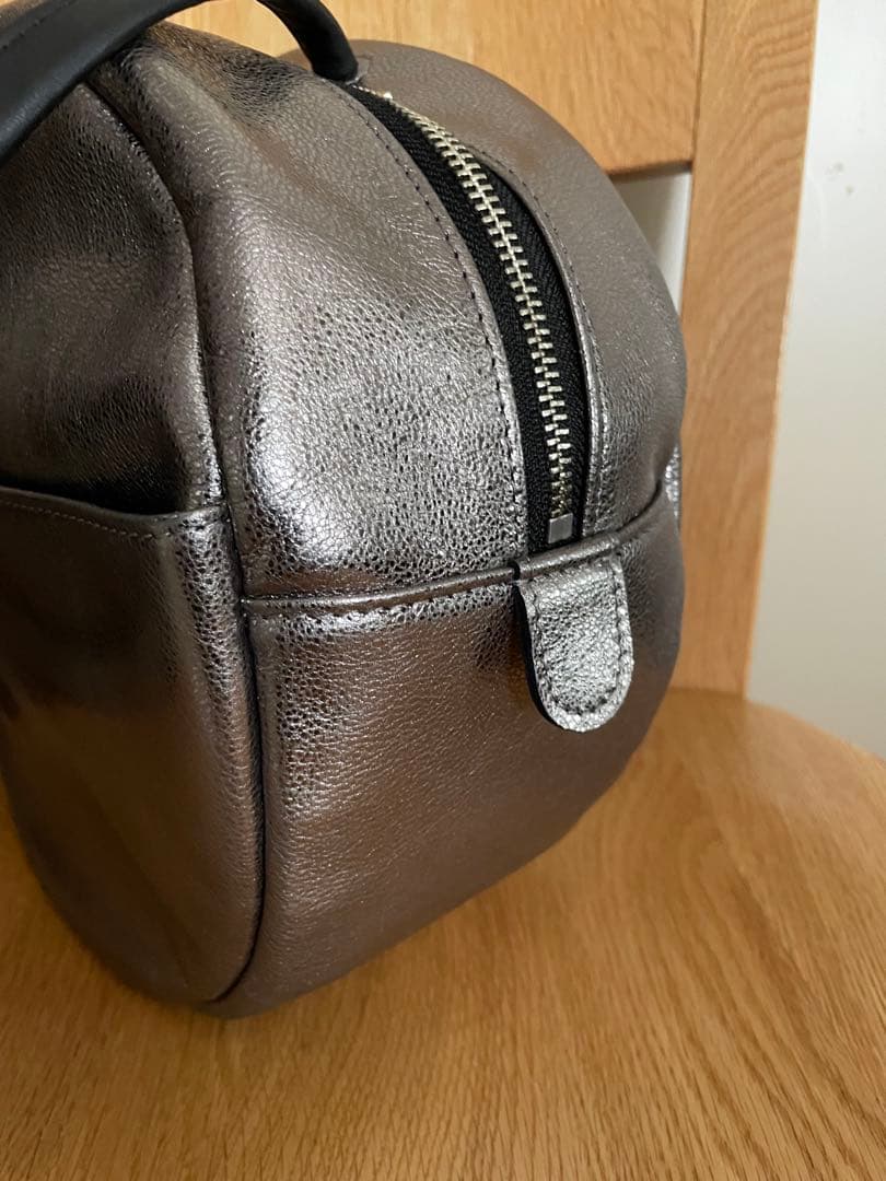 【美品】ikot レザー丸型バッグM シルバー