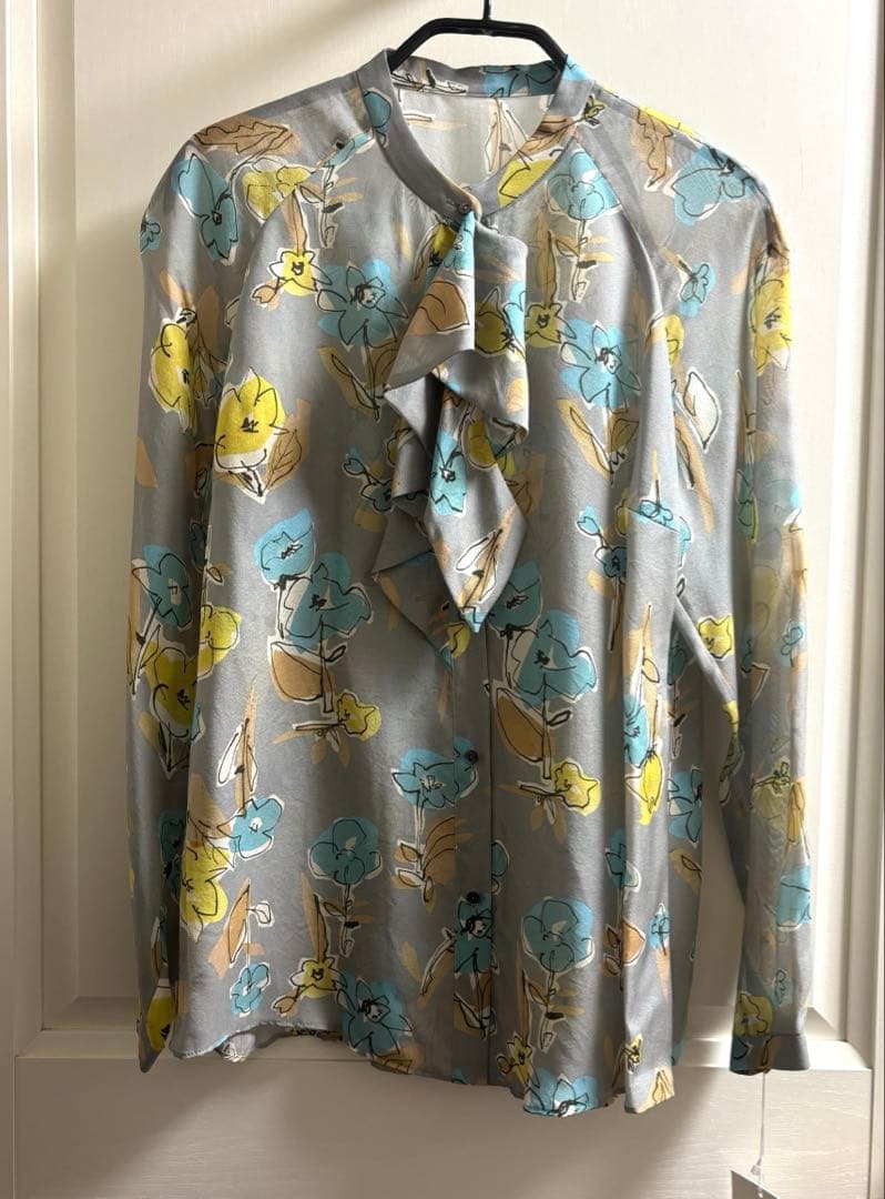 【新品未使用】リンズフラワープリント ボウタイブラウス　トゥモローランド