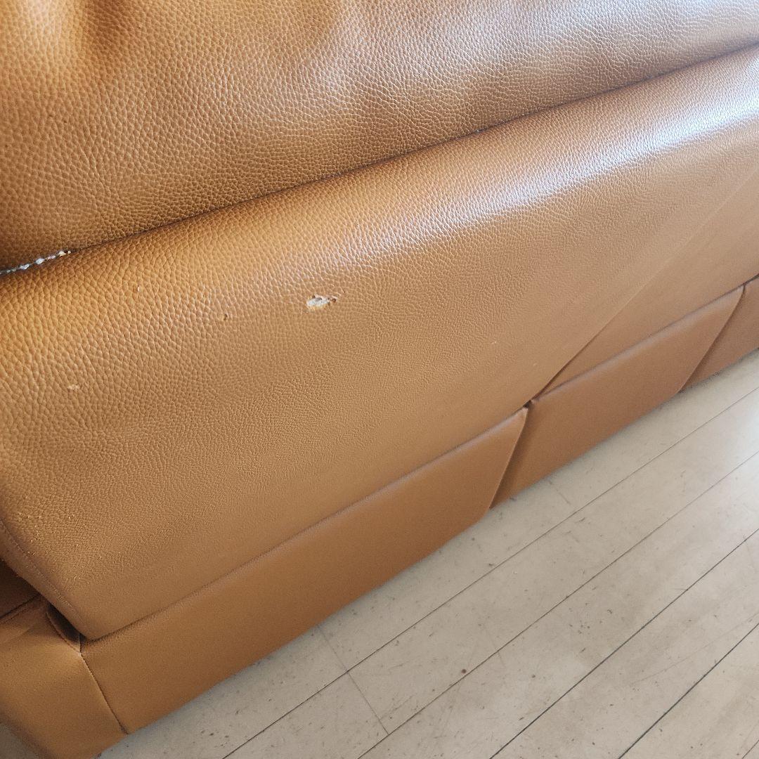 ニトリ　キャメル厚革電動テーブル付3人用ソファー