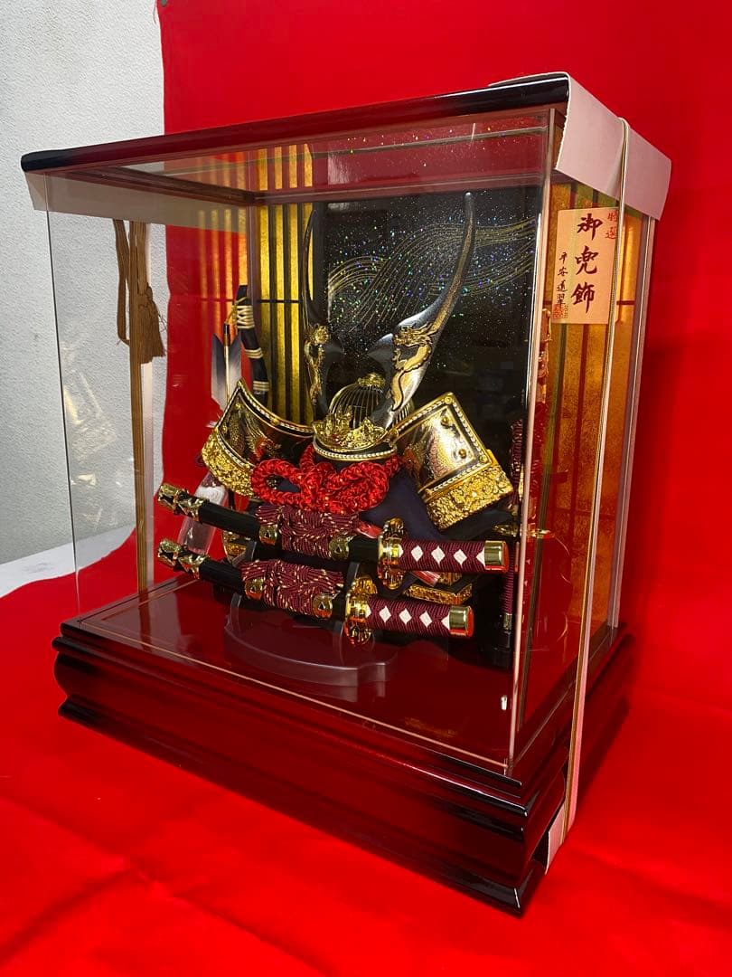五月人形　彫金貫前兜飾り　パノラマアクリルケース入