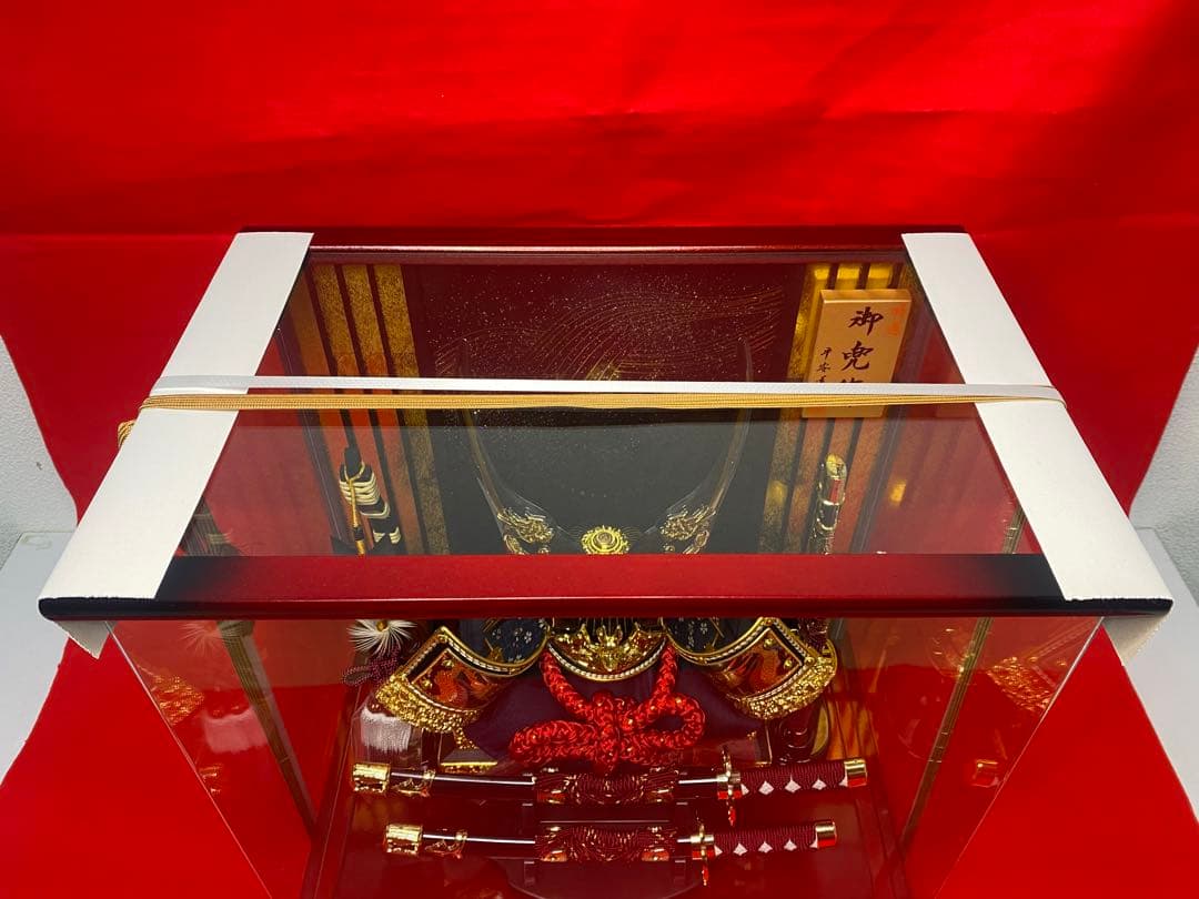 五月人形　彫金貫前兜飾り　パノラマアクリルケース入