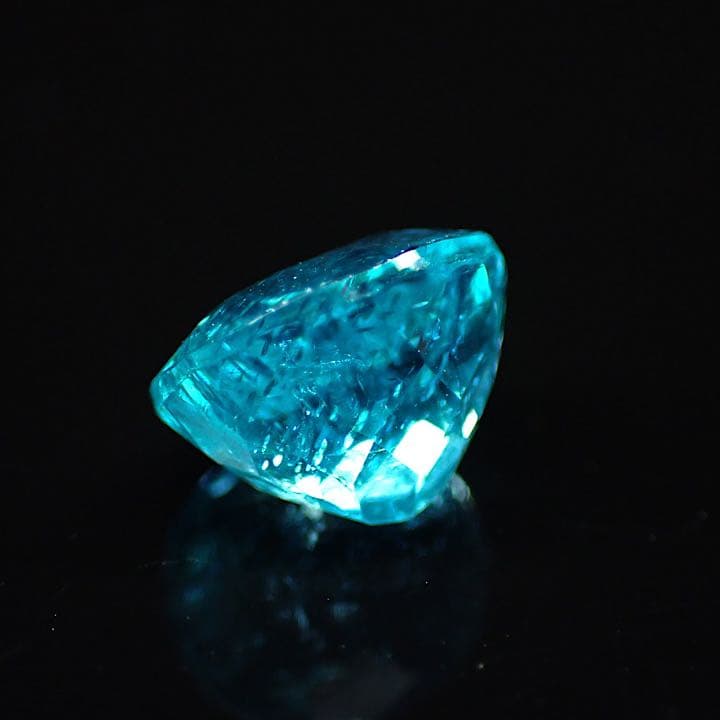 【ブラジル産】ネオンブルーアパタイト