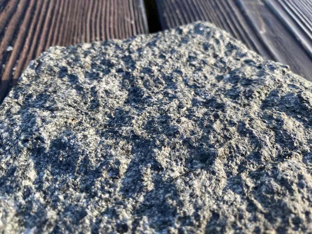 超貴重・岩手県遠野産 「遠野の銘石 角閃石」原石 1.4キロ・送料無料（＃16）