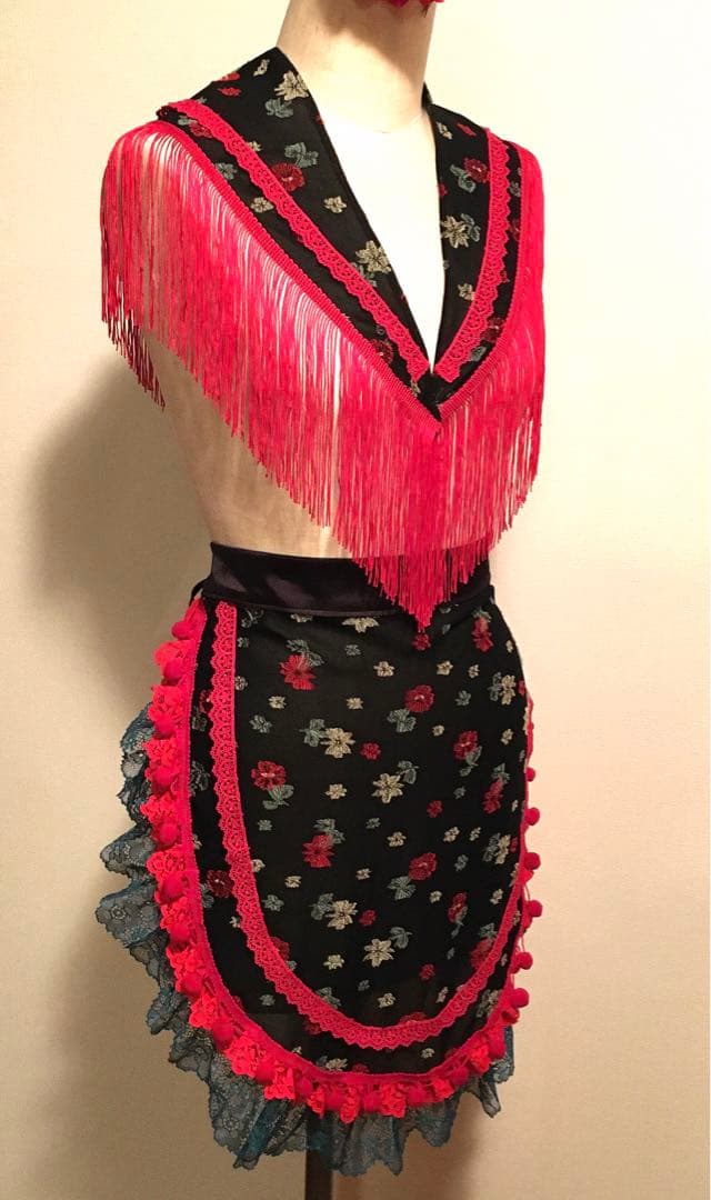 フラメンコ 衣装 エプロン ショートシージョ 赤×黒小花柄