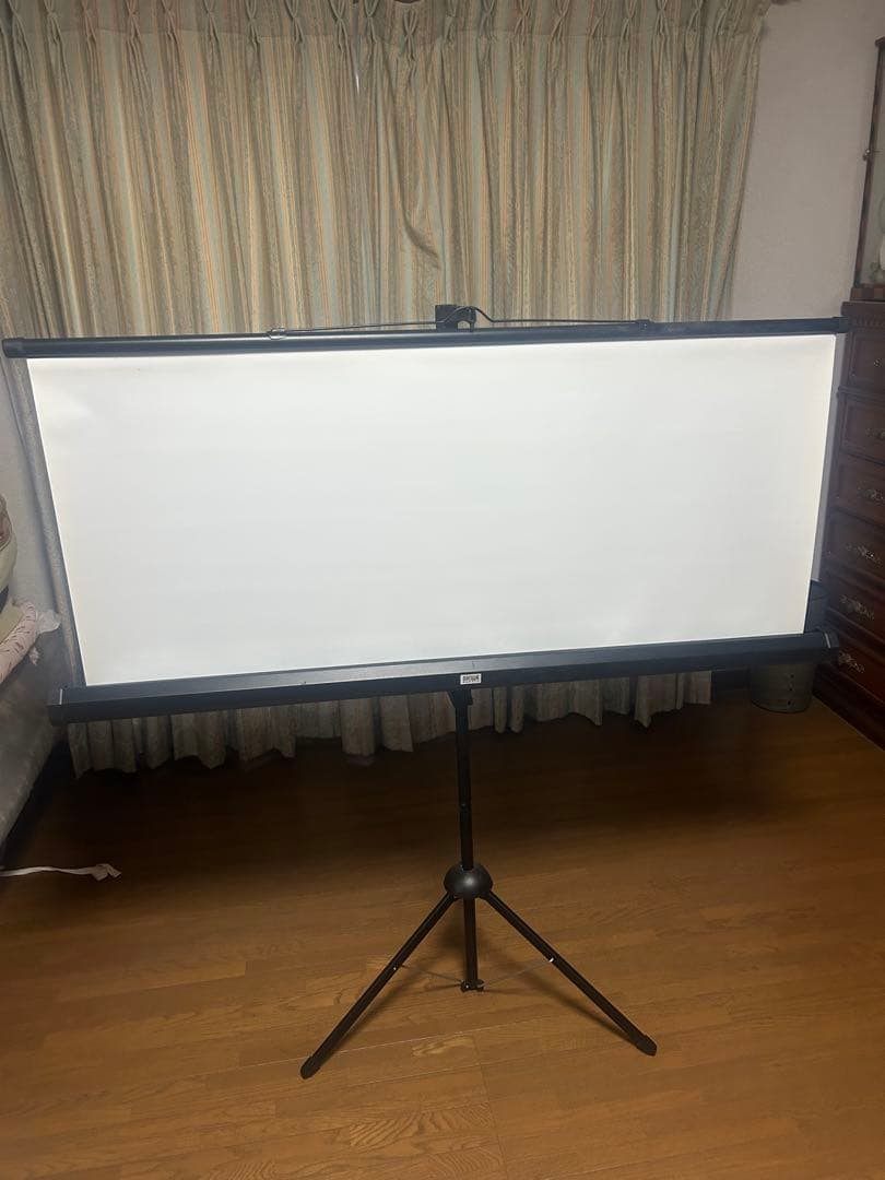 三脚式プロジェクタースクリーン