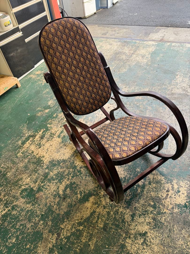 アンティーク調のロッキングチェア