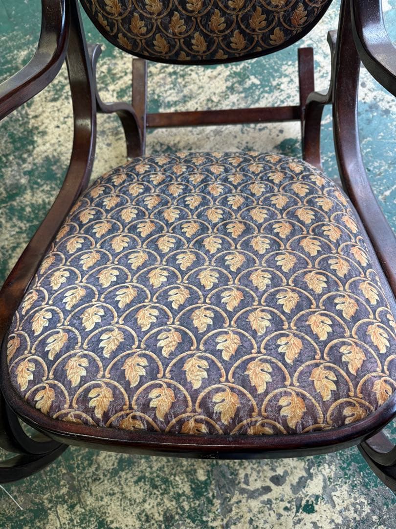 アンティーク調のロッキングチェア