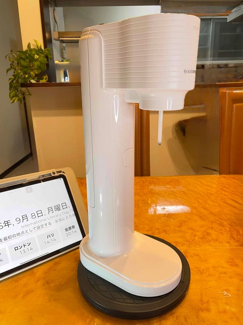 ソーダストリーム ガイア ホワイト　ガスシリンダー(満タン)1本、ボトル2本付